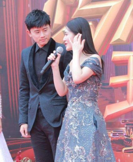 张杰谢娜变口罩cp:低调出镜大方牵手(图) 张杰谢娜变口罩cp:低调出镜大方牵手(图)