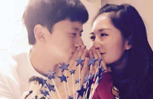 张杰谢娜变口罩cp:低调出镜大方牵手(图) 张杰谢娜变口罩cp:低调出镜大方牵手(图)