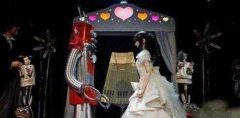 男子娶虚拟女人:这样痴迷让家里人接受不了 男子娶虚拟女人:这样痴迷让家里人接受不了