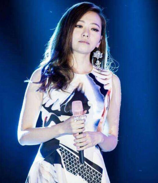 张靓颖演出被吓到:为什么会被吓到具体详情说出的话暖心 张靓颖演出被吓到:为什么会被吓到具体详情说出的话暖心