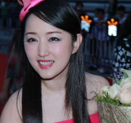 杨钰莹优雅甜美:47岁杨钰莹温柔不懦弱被称最美学姐 杨钰莹优雅甜美:47岁杨钰莹温柔不懦弱被称最美学姐