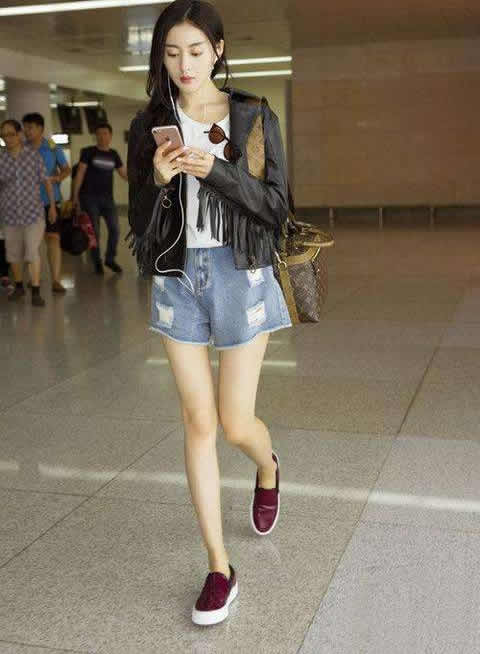 张天爱黄金装秀美腿：金黄色连体短裤时尚迷人（图）