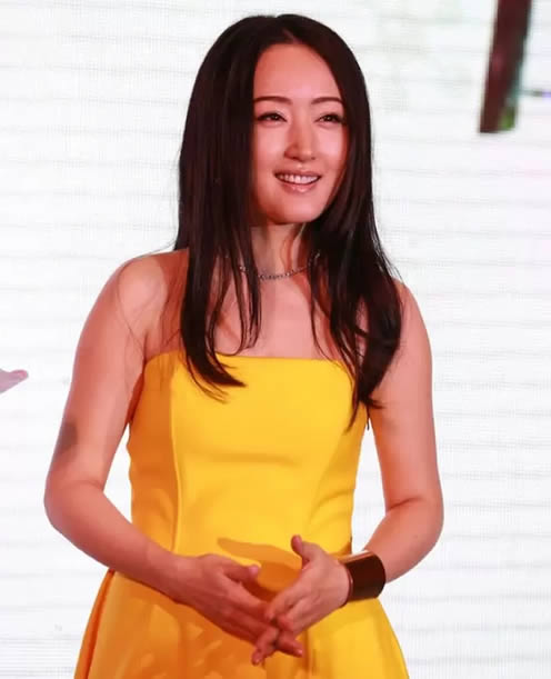 杨钰莹优雅甜美有韵味：一组晚礼服美照