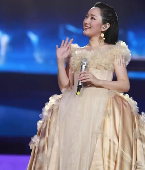 杨钰莹优雅甜美有韵味：一组晚礼服美照