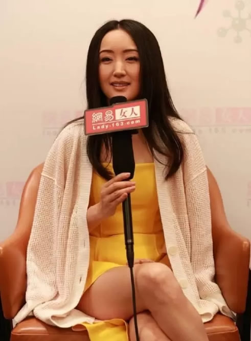 杨钰莹优雅甜美有韵味：一组晚礼服美照