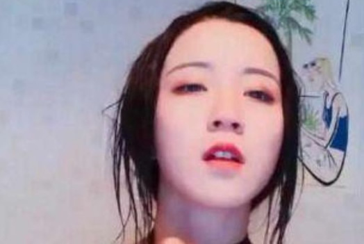 网红莉哥又曝不雅视频:浴室直播吸粉真会玩(图) 网红莉哥又曝不雅视频:浴室直播吸粉真会玩(图)