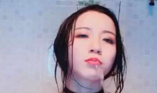 网红莉哥又曝不雅视频:浴室直播吸粉真会玩(图) 网红莉哥又曝不雅视频:浴室直播吸粉真会玩(图)