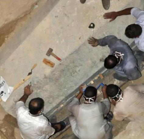 千年诅咒石棺出土：石棺里的人是谁引人请愿喝臭水