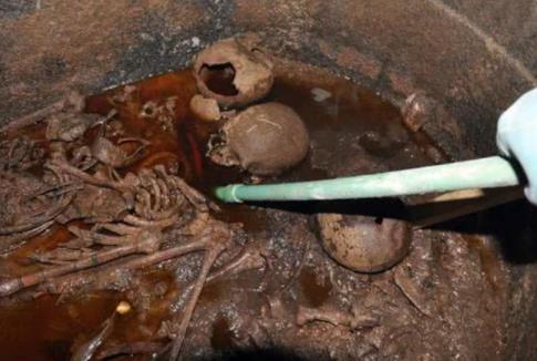 千年诅咒石棺出土：石棺里3具人骨是谁满满赤色液体