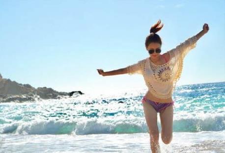 陈赫前妻比基尼美照：许婧吊带搭配白色镂空薄衫（图）