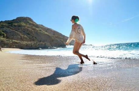 陈赫前妻比基尼美照：许婧吊带搭配白色镂空薄衫（图）