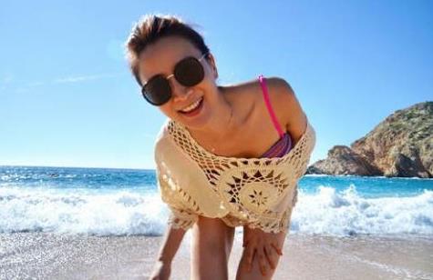 陈赫前妻比基尼美照：许婧吊带搭配白色镂空薄衫（图）