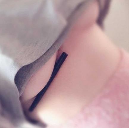 胸下夹笔图片一组：这才是女神新标准（图）