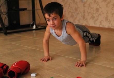 连做4105个俯卧撑:一个5岁男童怎么做的厉害了我的哥 连做4105个俯卧撑:一个5岁男童怎么做的厉害了我的哥