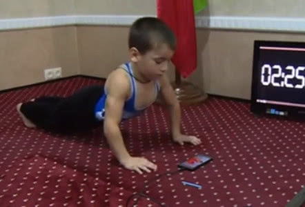 连做4105个俯卧撑:一个5岁男童怎么做的厉害了我的哥 连做4105个俯卧撑:一个5岁男童怎么做的厉害了我的哥