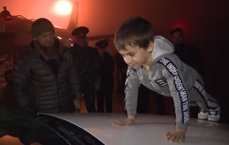 连做4105个俯卧撑:一个5岁男童怎么做的厉害了我的哥 连做4105个俯卧撑:一个5岁男童怎么做的厉害了我的哥