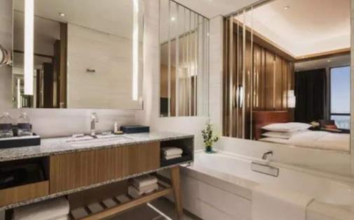 酒店浴袍中掏出药：是什么药具体怎么回事详情揭开