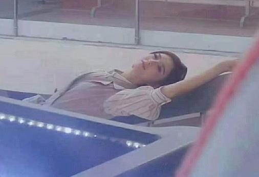 佟丽娅与学妹共舞：白色条纹衬衫搭配卡其色连体裤