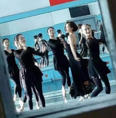 佟丽娅与学妹共舞：白色条纹衬衫搭配卡其色连体裤