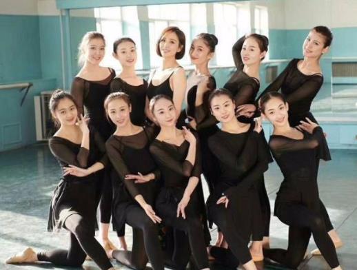 佟丽娅与学妹共舞：白色条纹衬衫搭配卡其色连体裤