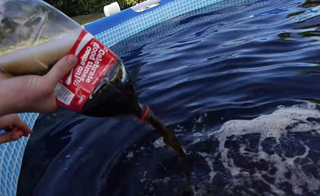 男子将2800瓶可乐倒入水池游泳...（突发奇想结果悲剧）