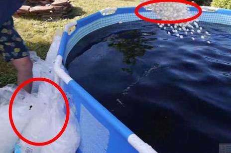男子将2800瓶可乐倒入水池游泳...（突发奇想结果悲剧）