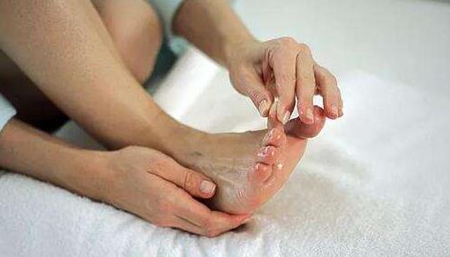 小伙脚趾莫名脱落:为什么会脱落患有什么病详情 小伙脚趾莫名脱落:为什么会脱落患有什么病详情