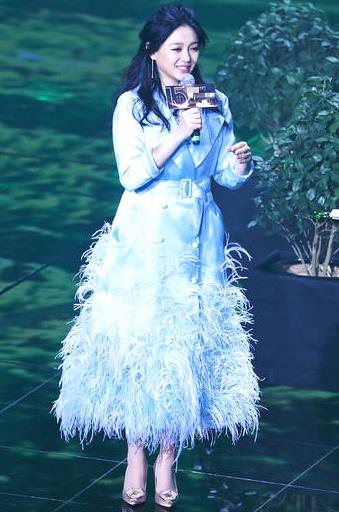 大S穿裙子腰身显胖：唐嫣秀香肩美若仙子