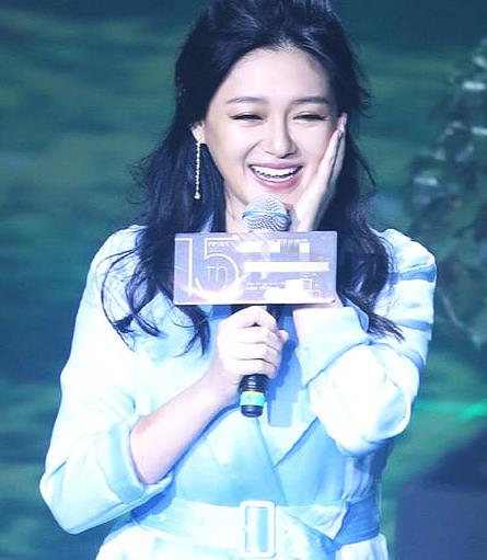 大S穿裙子腰身显胖：唐嫣秀香肩美若仙子