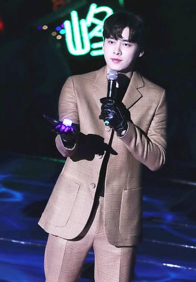 大S穿裙子腰身显胖：唐嫣秀香肩美若仙子