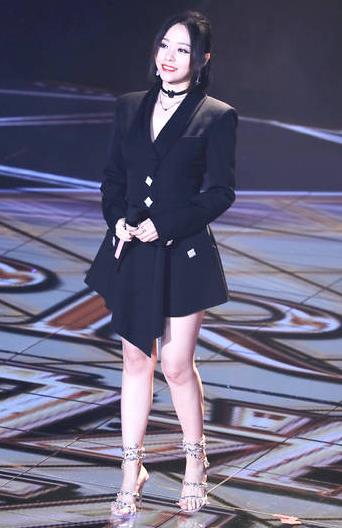 大S穿裙子腰身显胖：唐嫣秀香肩美若仙子