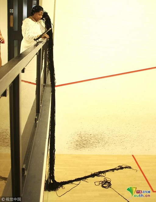 女子秀发长约34米：满满一地的头发（图）