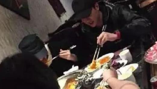 偶遇赵丽颖冯绍峰:火锅店甜美用餐明显发福(图) 偶遇赵丽颖冯绍峰:火锅店甜美用餐明显发福(图)