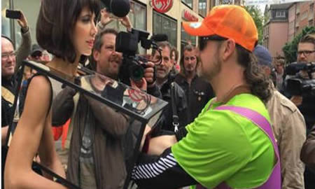 一位女艺术家街头任人揉胸摸：具体详情真相太奇葩