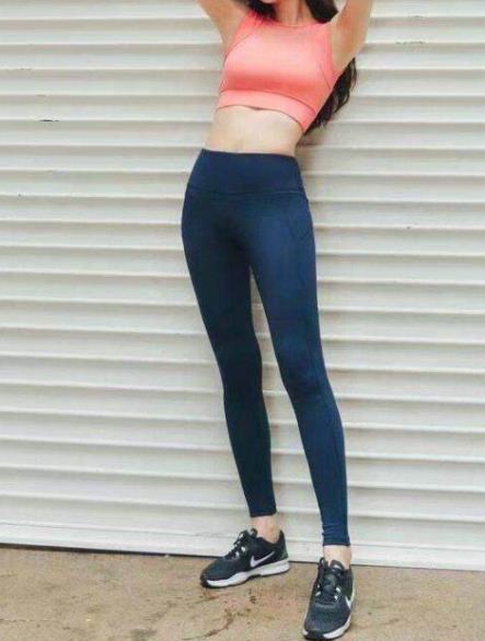 美女时尚打底裤靓丽搭配：女人身姿丰盈魅力甜美