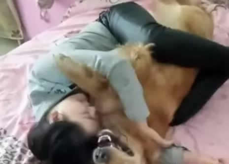 女子失恋与狗狗一起睡：不料狗狗做了这事她悲剧了