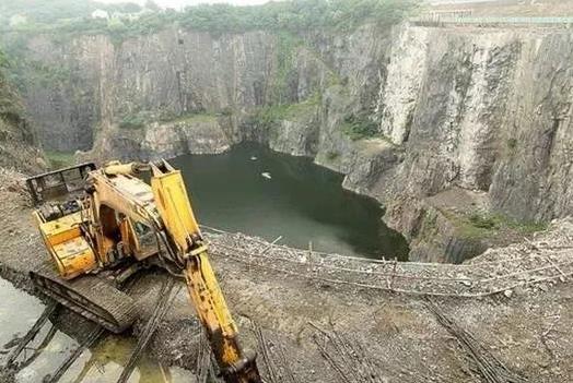 日本挖88米巨坑:中国一步步把它变成世界建筑奇迹 日本挖88米巨坑:中国一步步把它变成世界建筑奇迹