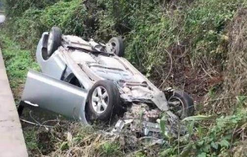 处理事故4次笑场:车翻了淡定微笑等求援好心态好人生 处理事故4次笑场:车翻了淡定微笑等求援好心态好人生