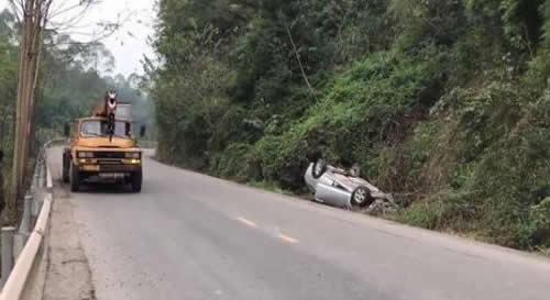 处理事故4次笑场:车翻了淡定微笑等求援好心态好人生 处理事故4次笑场:车翻了淡定微笑等求援好心态好人生