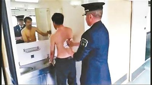 2年没洗澡熏乘客:2年没洗澡的样子列车长暖心做法 2年没洗澡熏乘客:2年没洗澡的样子列车长暖心做法