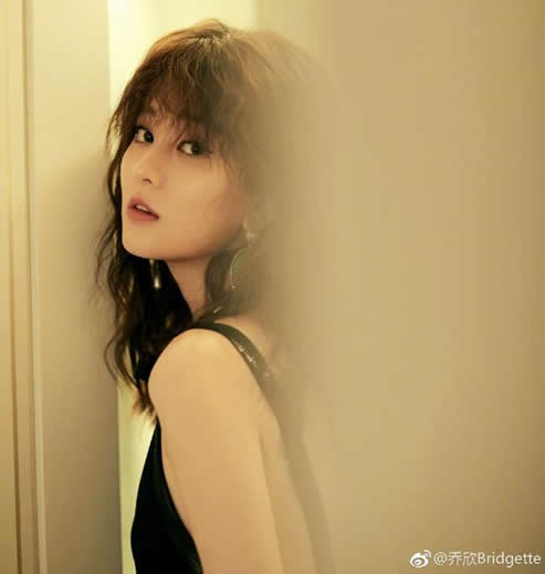 乔欣黑裙秀美背：诱人美背尽显成熟韵味（图）