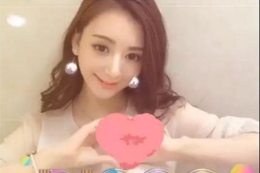 郭富城娇妻带女出游：穿粉色连衣裙身材苗条（图）