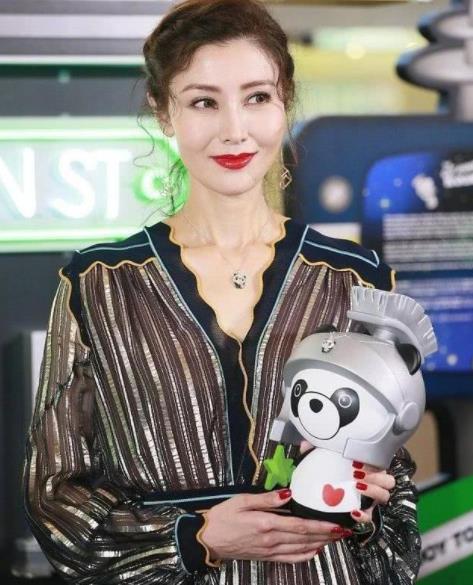 李嘉欣晒十周年合照：相互依偎十分甜蜜（图）