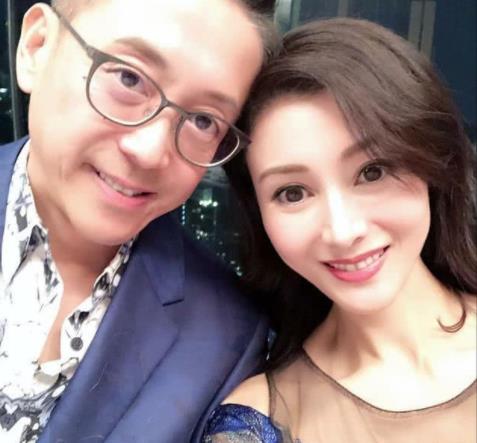 李嘉欣晒十周年合照：相互依偎十分甜蜜（图）