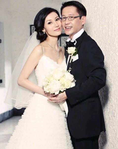 李嘉欣晒十周年合照：相互依偎十分甜蜜（图）