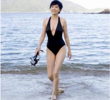 刘嘉玲晒年轻时照片：大姐大如今依旧年轻（图）