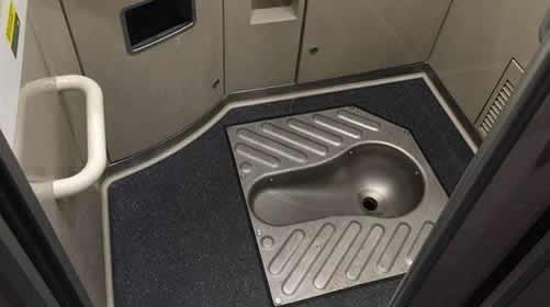 你知道火车、飞机、轮船上的乘客排泄物都去哪了(揭秘) 你知道火车、飞机、轮船上的乘客排泄物都去哪了(揭秘)