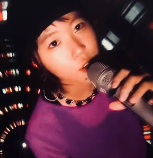 窦靖童晒童年泳装照：黑色比基尼泳装（图）