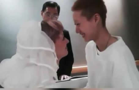 吴卓林结婚短片:打扮简约相视而笑(甜蜜画面) 吴卓林结婚短片:打扮简约相视而笑(甜蜜画面)