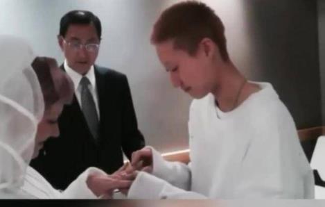 吴卓林结婚短片:打扮简约相视而笑(甜蜜画面) 吴卓林结婚短片:打扮简约相视而笑(甜蜜画面)